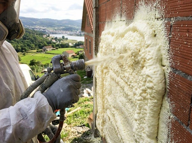 Ahorre en calefacción aislando su vivienda con poliuretano proyectado en Pontedeume - Imagen 1