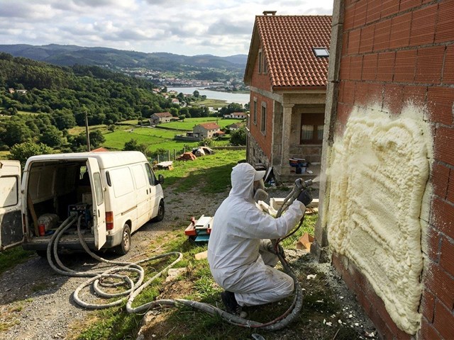 Ahorre en calefacción aislando su vivienda con poliuretano proyectado en Pontedeume