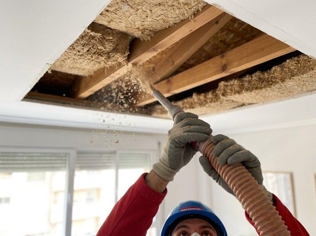 Aislamiento de viviendas en Ares con viruta de madera insuflada - Imagen 1