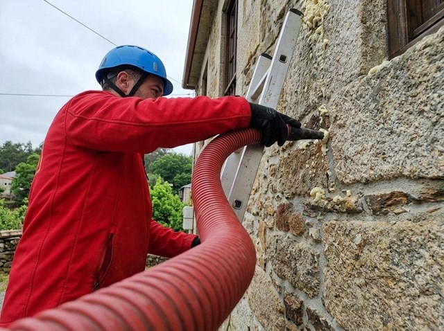 Aislar sin tocar la fachada es posible con nuestro aislamiento de viviendas en Neda - Imagen 1