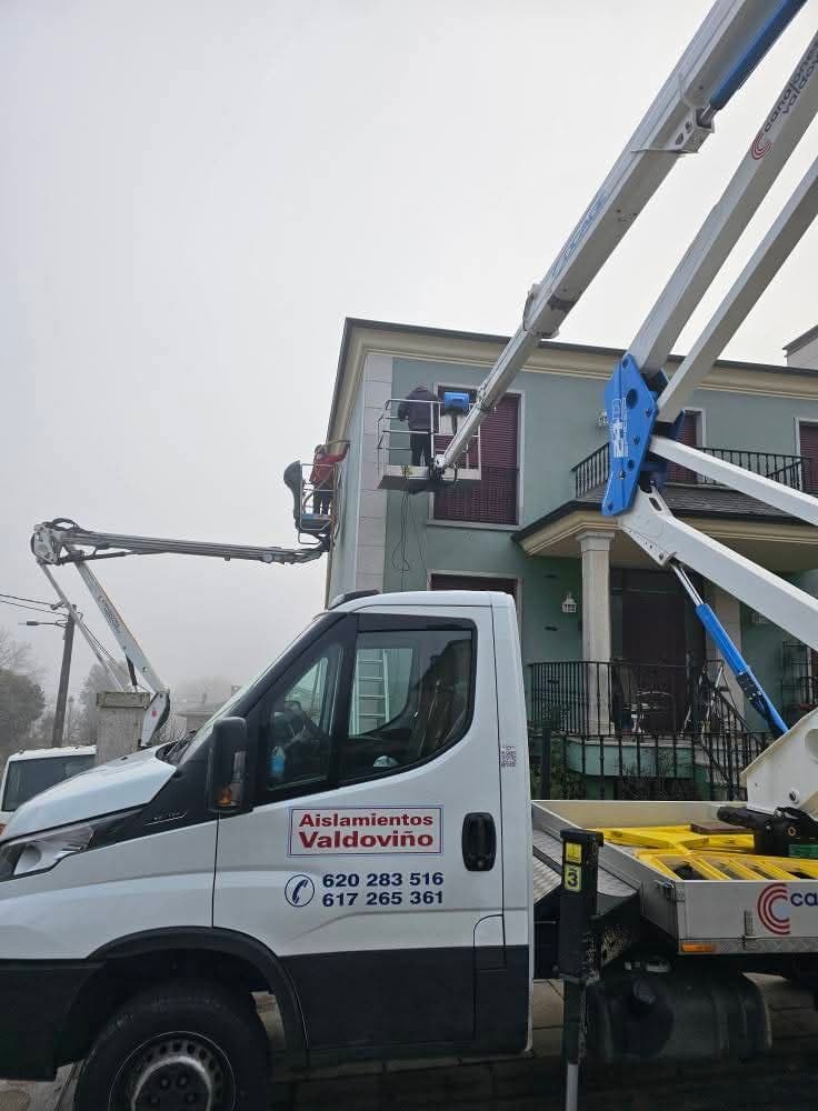 Equipo de Aislamientos Valdoviño insuflando la fachada de una vivienda en A Coruña