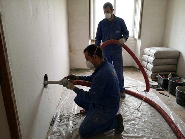 Sin obras y en 1 día: aislamiento de viviendas en Castro de Rei con celulosa insuflada